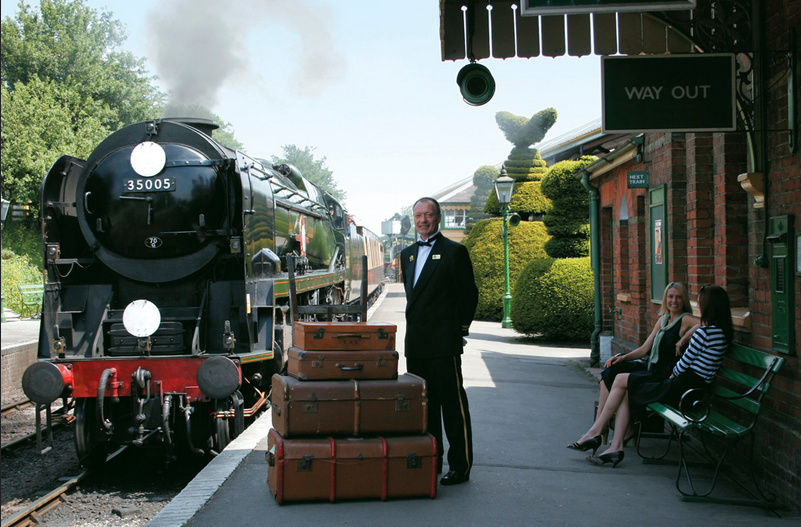 Đường sắt Bristish Pullman: Bristish Pullman sẽ đưa bạn quay trở lại thời kỳ hoàng kim của những tuyến xe lửa thập niên 1930. Du khách có thể bắt tàu từ nhiều nhà ga như London Victoria, Birmingham, Manchester... (Nguồn: TravelChannel)