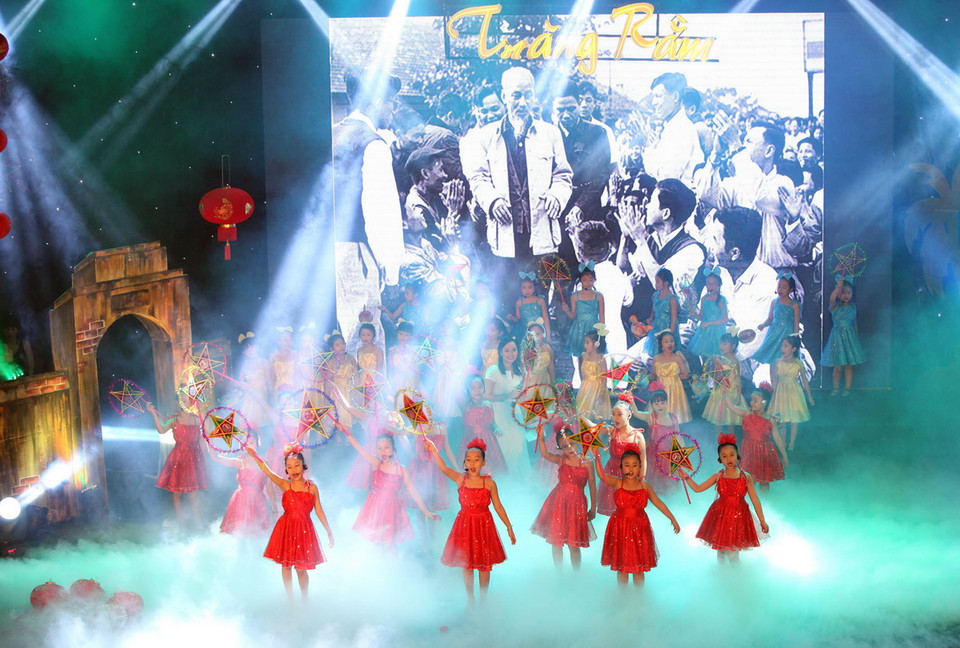 Các tiết mục văn nghệ tại Đêm hội Trăng rằm 2015. (Ảnh: Anh Tuấn/TTXVN)