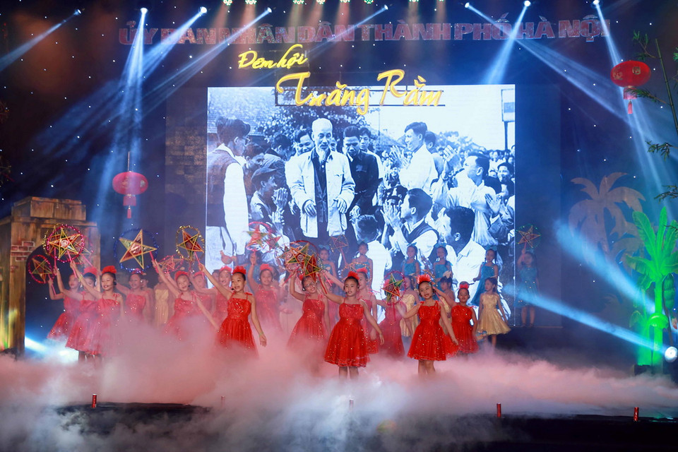 Các tiết mục văn nghệ tại Đêm hội Trăng rằm 2015. (Ảnh: Ảnh: Nguyễn Quang/TTXVN)