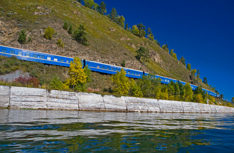Đoàn tàu xuyên Siberia Golden Eagle: Đây là tuyến đường sắt dài nhất thế giới với độ dài 9656km, đi qua 8 múi giờ và 2 châu lục. Hành khách sẽ có chỗ ngồi phủ nhung sang trọng, được phục dụ champagne thượng hạng và xem tivi để cảm thấy chuyến tàu bớt dài hơn. (Nguồn: TravelChannel)