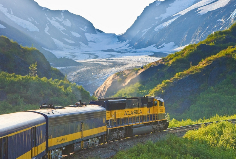 Đường sắt Alaska, Goldstar Service: Cách tốt nhất để ngắm nhìn Alaska chính là du lịch bằng đường sắt và tuyến đường sắt này đã chứng minh điều đó. Hoạt động từ giữa tháng Năm tới giữa tháng Chín, đoàn tàu di chuyển giữa Anchorage và Fairbanks. (Nguồn: TravelChannel)