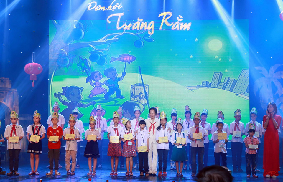  Phó Chủ tịch nước Nguyễn Thị Doan trao học bổng cho các em có hoàn cảnh khó khăn vươn lên trong học tập. (Ảnh: Nguyễn Quang/TTXVN)