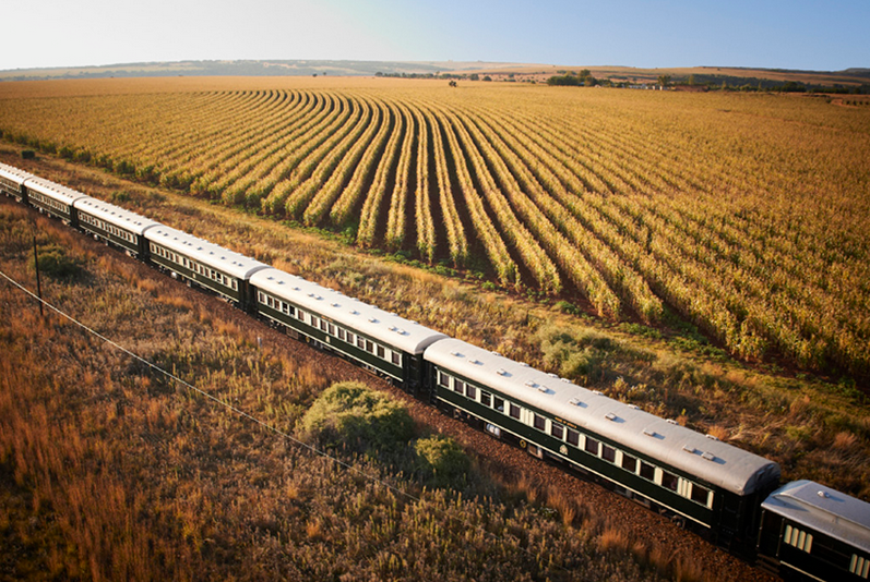 Tuyến đường sắt Rovos: Khởi hành từ nhà ga Capital Park ở Pretoria, Nam Phi, hành khách sẽ mất 48 tiếng để đi quãng đường dài 1600km. Bù lại, du khách được chiêm ngưỡng những đồng cỏ trên thảo nguyên Highveld và lưu vực sông Great Karoo. Tuyến đường sắt sẽ đưa bạn tới Namibia và Tanzania. (Nguồn: TravelChannel)