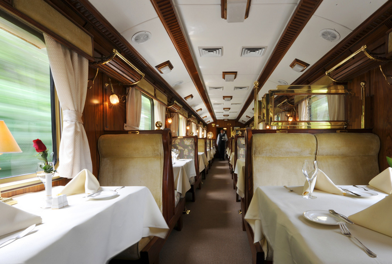 Đoàn tàu Hiram Bingham Luxury: Được đặt tên theo nhà thám hiểm nổi tiếng đã phát hiện ra Machu Picchu, tuyến đường sắt sang trọng này sẽ đưa hành khách từ thành phố Cuzco của Peru tới di tích Inca từ thế kỷ 15. Hành trình sẽ đưa du khách đi qua thung lũng Urubamba River để chứng kiến những đàn cừu và đà mã Nam Mỹ bên dưới cửa sổ. (Nguồn: TravelChannel)