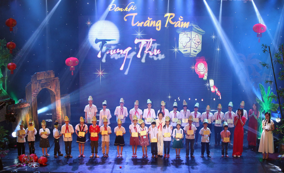 Phó Chủ tịch nước Nguyễn Thị Doan trao học bổng cho các em có hoàn cảnh khó khăn vươn lên trong học tập. (Ảnh: Anh Tuấn/TTXVN) 