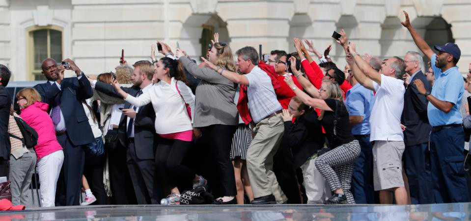 Người dân chen nhau ngắm nhìn và chụp ảnh Giáo hoàng Francis trong chiếc xe Fiat 500L. (Nguồn: AP)