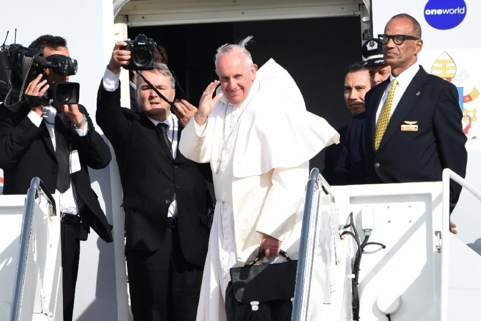 Hãng AFP mô tả Giáo hoàng được chào đón như một ngôi sao nhạc Rock