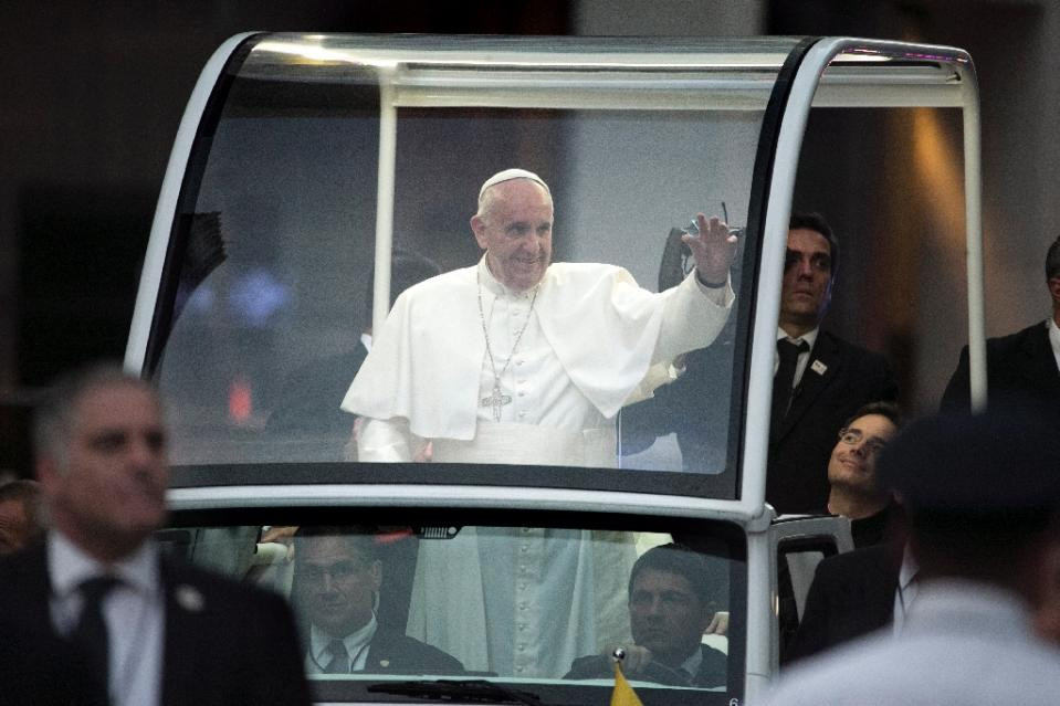 Giáo hoàng Francis vẫy tay đáp lễ các con chiên khi tới Nhà thờ St Patrick ở New York hôm 24/9 (Nguồn: AFP)