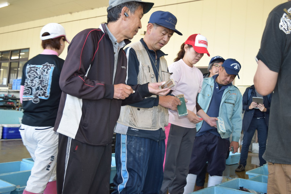 Khách hàng dùng phấn viết lên miếng gỗ nhỏ mức giá mà họ dự định mua.