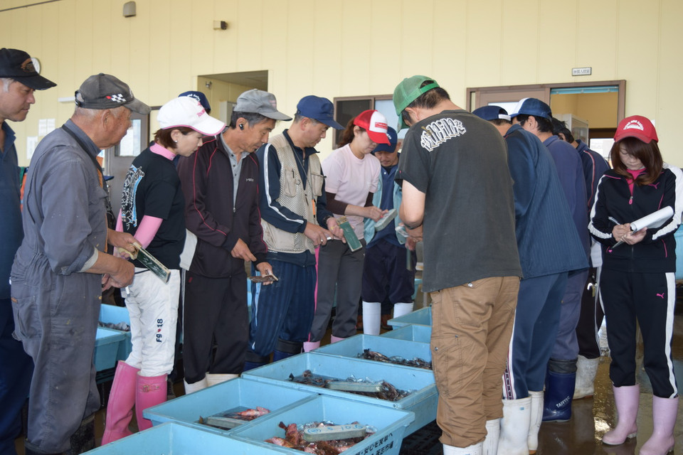 Phiên đấu giá được tiến hành chỉ bằng tiếng nói của người điều khiển, khách hàng tuyệt đối im lặng trong suốt quá trình đấu giá.