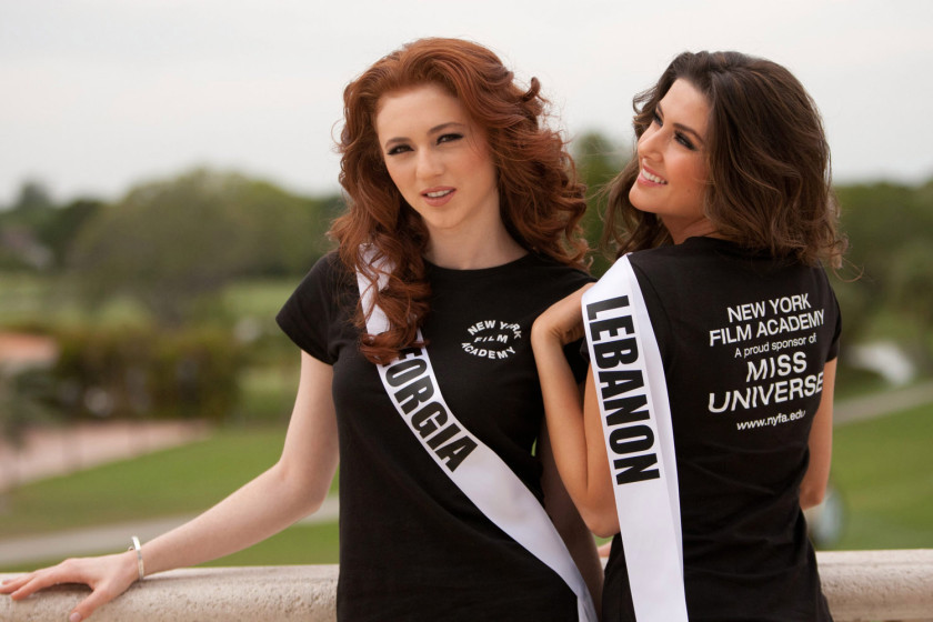 Hoa hậu Liban 2014 Saly Greige tạo dáng Hoa hậu Georgia Ana Zubashvili. (Nguồn: EPA)