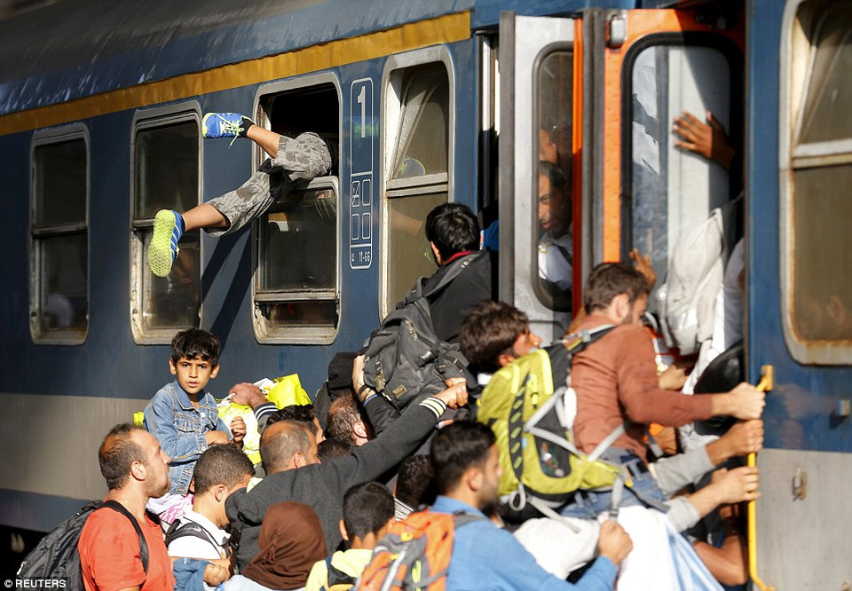 Hàng trăm người chen lấn ở ga tàu, thậm chí leo cả qua cửa sổ với hy vọng có thể tới Tây Âu. Tuy nhiên, nhà ga này cho biết không có đường tàu tới trực tiếp Tây Âu. (Nguồn: Dailymail)