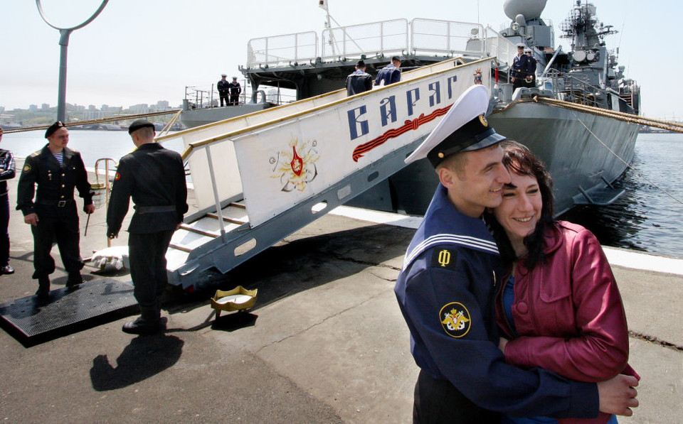 Lễ chia tay của thủy thủ tàu Varyag trước khi tàu bắt đầu hành trình đi xa. (Nguồn: Sputniknews)