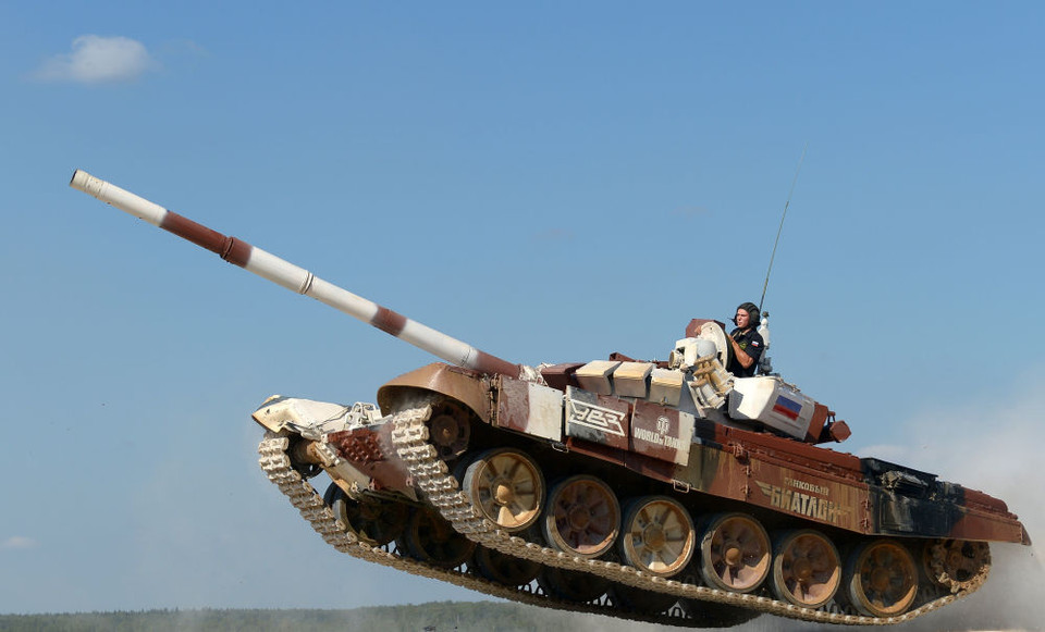 Một đội lái xe tăng T-72B trong cuộc đua xe tăng Biathlon-2014 ở Khu vực huấn luyện Alabino. (Nguồn: Sputniknews)