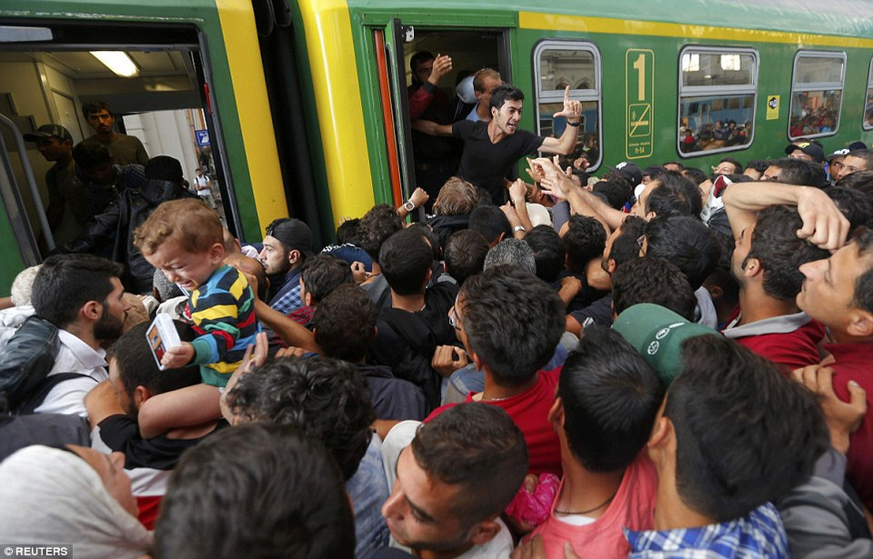 Cảnh tượng bế tắc này đã trở thành biểu tượng kinh hoàng mới của khủng hoảng di cư ở châu Âu. (Nguồn: Dailymail)