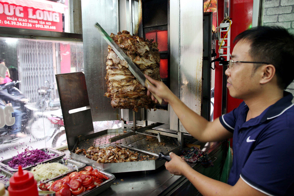 Thịt dùng trong món Doner Kebab của cửa hàng là thịt lợn được tẩm ướp gia vị cầu kỳ, thơm phức. (Ảnh: Doãn Đức/Vietnam+)