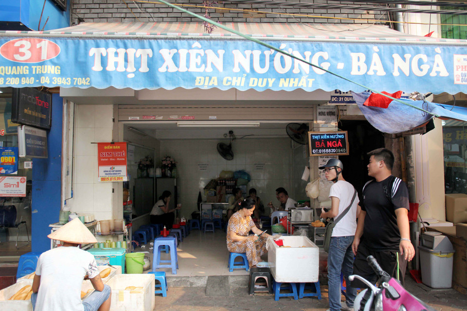 Tụ điểm bánh mì thịt xiên nướng xôm nhất Hà Nội có lẽ là tiệm Bà Ngà ở 31 Quang Trung. (Ảnh: Doãn Đức/Vietnam+)