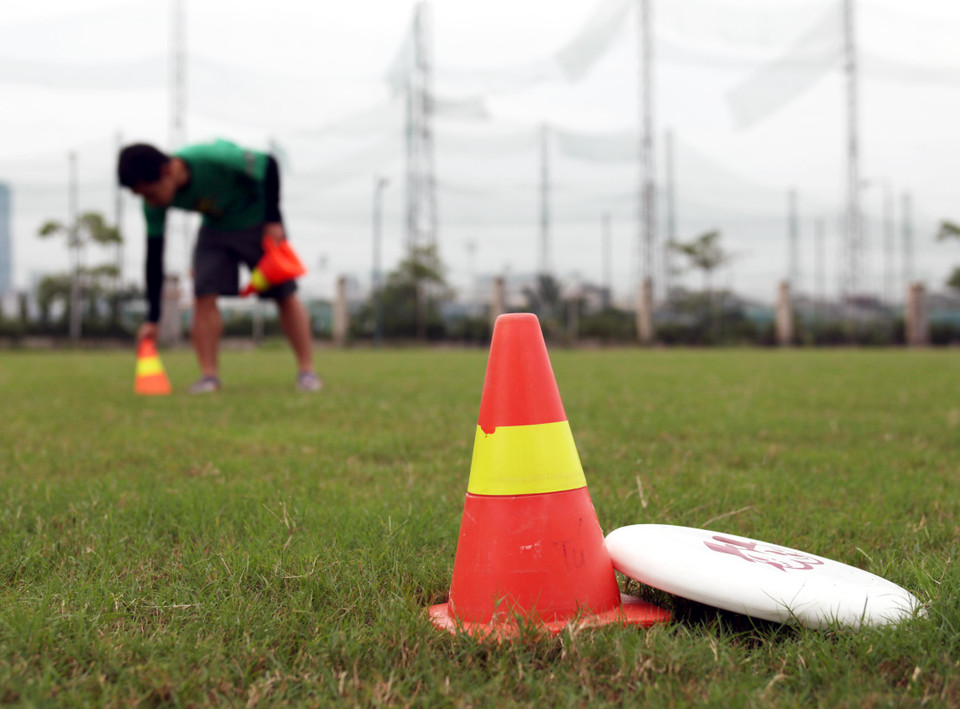 Mỗi đầu sân chơi sẽ có một khu vực được xếp ‘gôn’ 4 góc, trong khu vực này chính là nơi để người chơi ghi điểm. (Ảnh: Doãn Đức/Vietnam+)