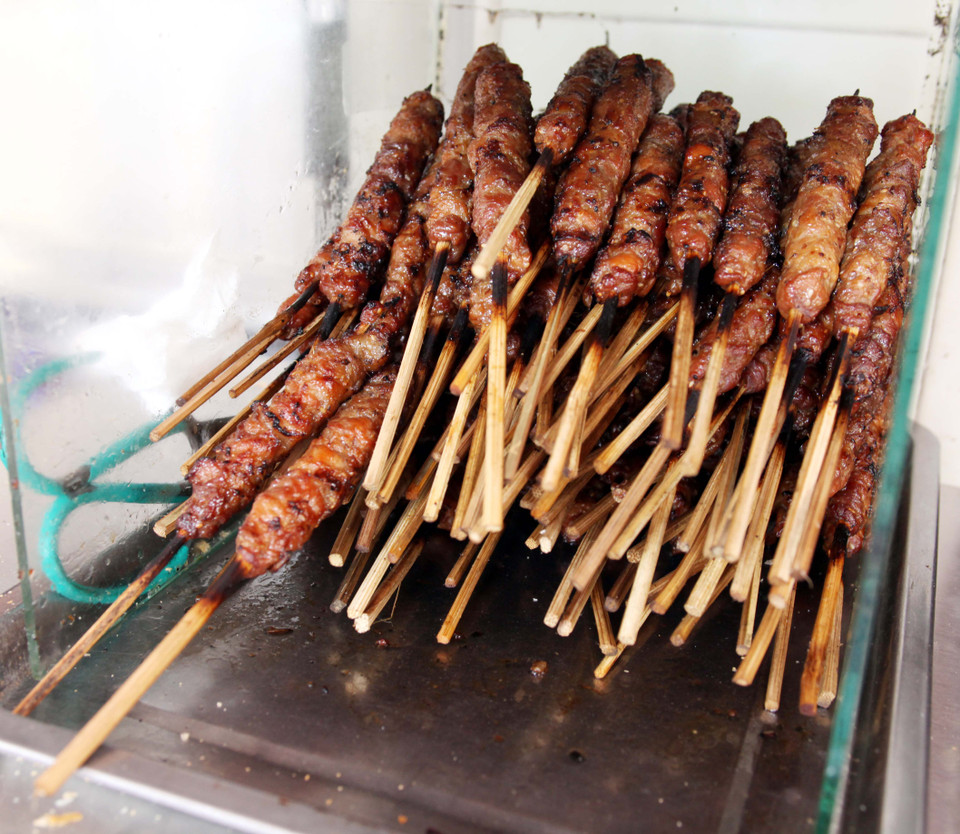 Thịt nướng ở đây có tỉ lệ thịt nạc và mỡ rất vừa vặn, cùng với những gia vị tẩm ướp làm cho miếng thịt thơm lừng, vừa bùi vừa ngậy. (Ảnh: Doãn Đức/Vietnam+)