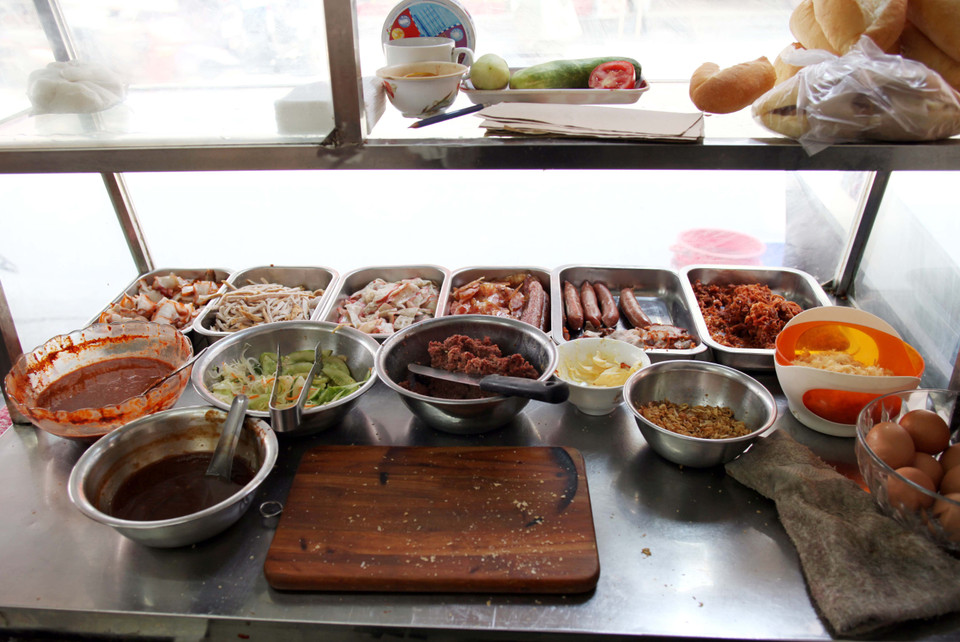 Nằm ngay đầu con phố Đinh Liệt, quán bánh mì Phố cổ đã không còn lạ lẫm gì với du khách trong và ngoài nước. (Ảnh: Doãn Đức/Vietnam+). (Ảnh: Doãn Đức/Vietnam+)