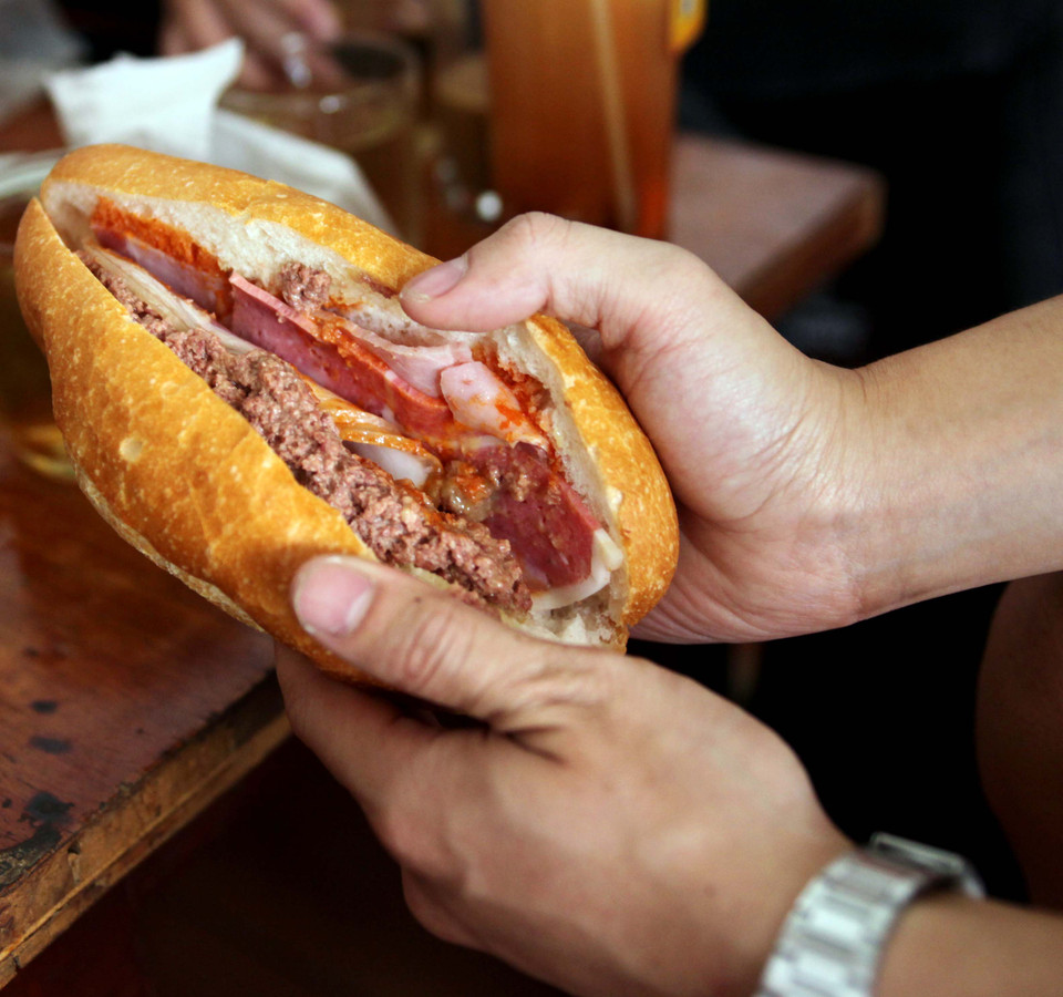 Một phần bánh mì ở Nguyên Sinh gồm đến 10 loại đồ ăn đi kèm với đủ loại patê gan, thịt xông khói, xúc xích... do nhà hàng tự chế biến theo công thức gia truyền. Tuy nhiên, giá cả ở đây không rẻ, bạn sẽ phải chi từ 40- 80.000 đồng cho một phần bánh mì ở đây. (Ảnh: Doãn Đức/Vietnam+)