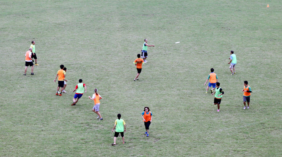 Ném đĩa là môn thể thao được yêu thích và phổ biến ở nhiều nước như Anh, Australia, Mỹ… Nó du nhập vào Việt Nam cùng với một số người nước ngoài sang đây học tập và làm việc. (Ảnh: Doãn Đức/Vietnam+)