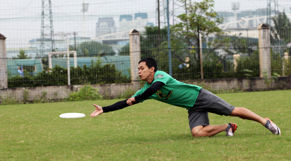 ‘Đây là môn thể thao đối kháng an toàn nhất mà mình từng biết đến. Nó cũng là số ít trò không cần đến trọng tài, tinh thần fairplay của người chơi được đặt lên hàng đầu,’ một thành viên trong câu lạc bộ chia sẻ. (Ảnh: Doãn Đức/Vietnam+)