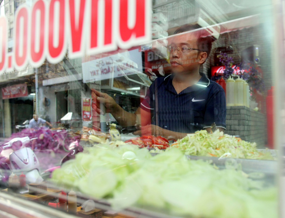 Anh Long - chủ cửa hiệu - cho biết: 'Món doner kebab được yêu thích đến vậy bởi hương vị thơm ngon và nước sốt độc đáo. Nước sốt này được anh chế biến đặc biệt theo công thức người Thổ tại Đức'. (Ảnh: Doãn Đức/Vietnam+)