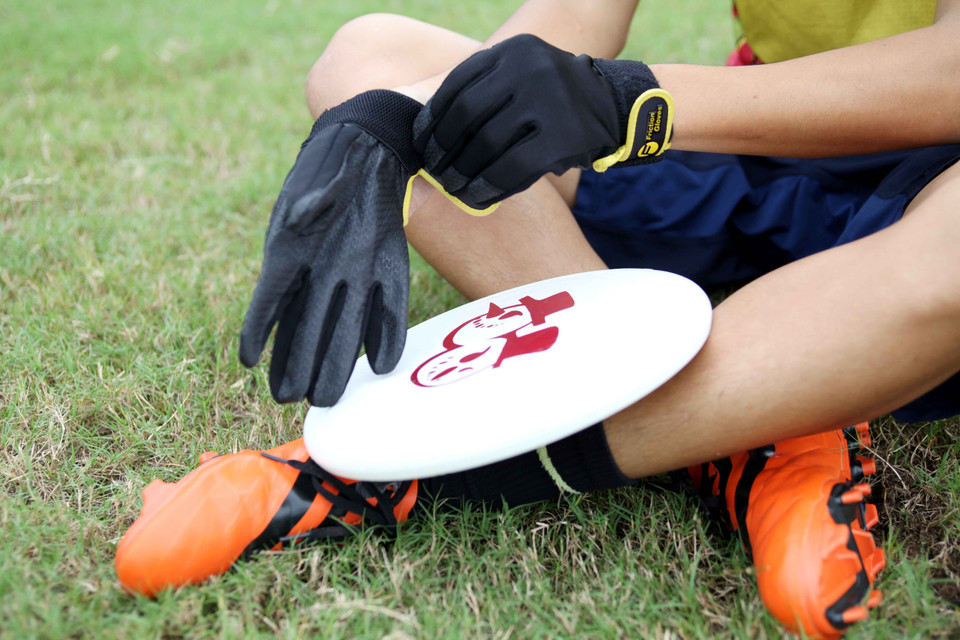 Chiếc đĩa Frisbee để chơi môn thể thao này chủ yếu được làm bằng nhựa, đường kính 20-25cm, trọng lượng phổ biến là 175gram hoặc 140gram. (Ảnh: Doãn Đức/Vietnam+)