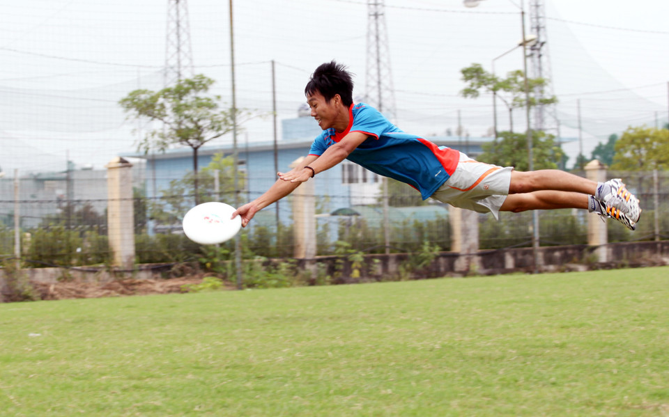 Khi nắm được các kỹ thuật cơ bản, người chơi sẽ rèn luyện các kỹ năng nâng cao khác để chơi khéo léo và tinh tế hơn, sao cho đĩa bay đúng ý mình, đĩa bay thăng bằng và đi được quãng đường xa….(Ảnh: Doãn Đức/Vietnam+)