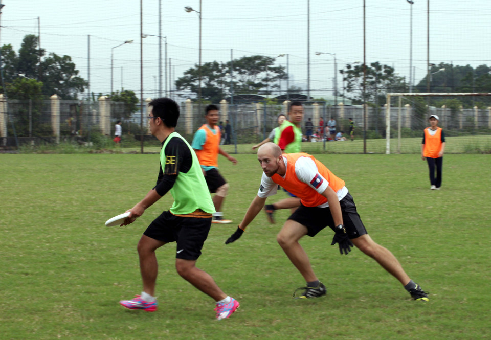 Người chơi chỉ được đứng chặn, không được quyền chạm hay cướp đĩa trên tay đối thủ. (Ảnh: Doãn Đức/Vietnam+)