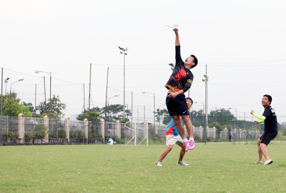 Sự khác biệt lớn nhất của trò ném đĩa bay so với các môn thể thao đối kháng khác chính là sự thân thiện và an toàn. Chấn thương trong quá trình chơi rất ít khi xảy ra. (Ảnh: Doãn Đức/Vietnam+)