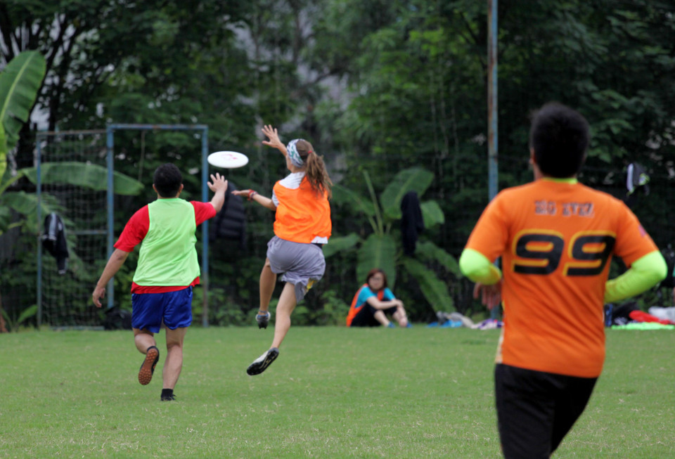 Để ghi điểm, đĩa phải được ném vào vùng cuối cùng của sân đấu và người cùng đội phải bắt được đĩa trong khu vực đó. (Ảnh: Doãn Đức/Vietnam+)