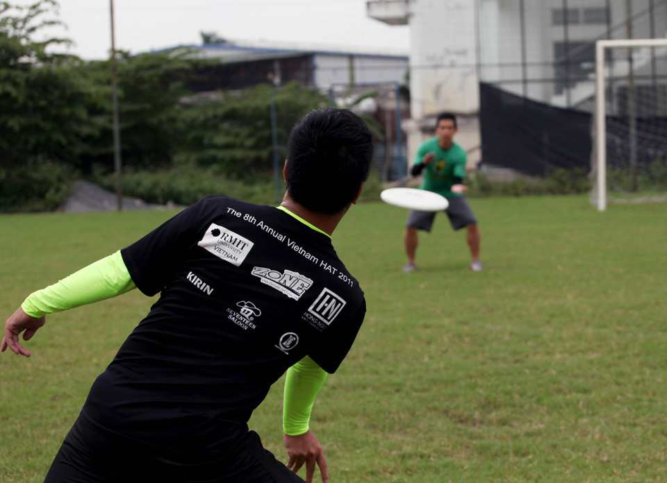 Để làm quen với việc ném đĩa, người mới chơi cần học cách ném một vài buổi để nắm được những kỹ thuật quan trọng nhất như ném thuận tay, ném trái tay. (Ảnh: Doãn Đức/Vietnam+)