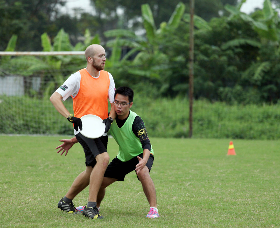 Sau khi nhận đĩa, người có đĩa ngay lập tức phải dừng lại, không di chuyển và phải chuyền cho đồng đội của mình trong vòng 10 giây. (Ảnh: Doãn Đức/Vietnam+)