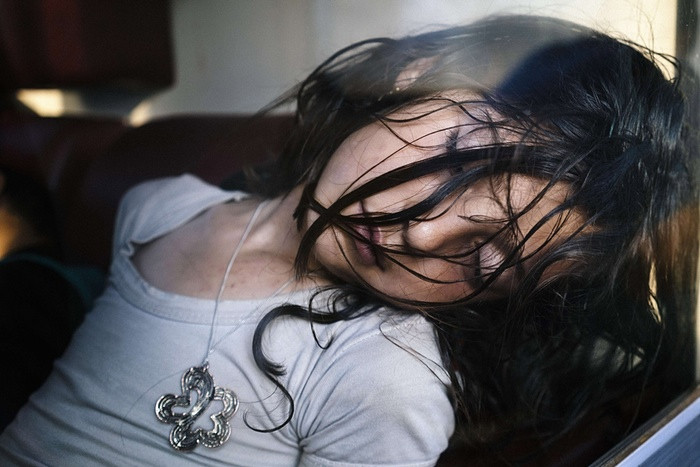 Một cô gái người Syria ngủ trên chuyến tàu từ thành phố Nis tới Belgrade (Serbia). Cô gái này là một trong hàng nghìn người nhập cư tới các quốc gia châu Âu để tìm nơi ở mới, nhằm tránh cuộc xung đột ở Trung Đông và Bắc Phi. (Nguồn: AFP)