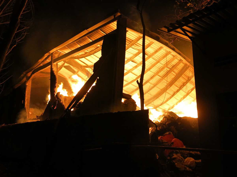 Đến 24 giờ ngày 3/3, đám cháy lớn tại Công ty Ninh Sơn chuyên kinh doanh mặt hàng bông vải (đóng tại xã Hòa Lợi, thị xã Bến Cát, tỉnh Bình Dương) vẫn chưa được dập tắt. (Nguồn: TTXVN) 