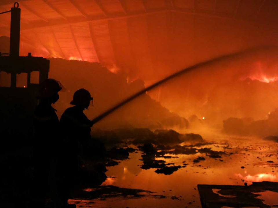 Lửa đã làm sập toàn bộ khu xưởng sản xuất và nhà kho của công ty Ninh Sơn. (Nguồn: TTXVN)