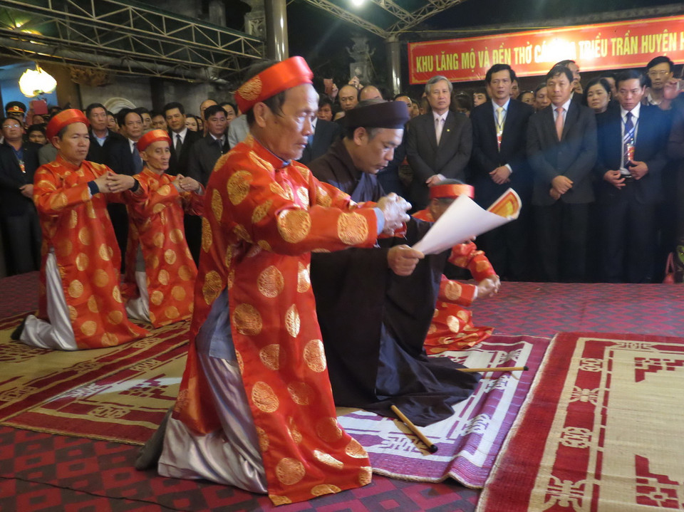 Các đồng chí: Nguyễn Xuân Phúc, Ủy viên Bộ Chính trị, Phó Thủ tướng Chính phủ; Uông Chu Lưu, Ủy viên Trung ương Đảng, Phó Chủ tịch Quốc hội; Trần Quốc Vượng, Bí thư Trung ương Đảng, Chánh Văn phòng Trung ương Đảng; đại diện Bộ Văn hóa, Thể thao và Du lịch, lãnh đạo tỉnh Thái Bình cùng hàng vạn đồng bào, du khách đã về dự. (Nguồn Ảnh: Xuân Tiến/TTXVN )