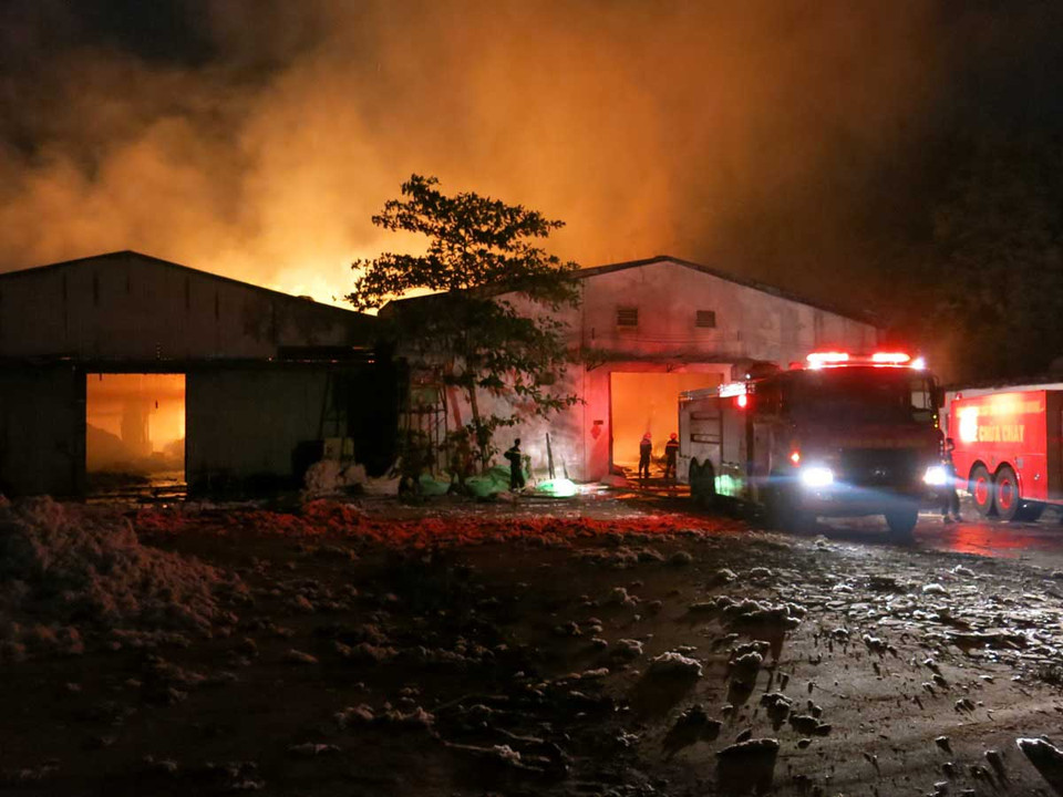 Suốt đêm, lực lượng chữa cháy dồn sức để khống chế vụ hỏa hoạn này. (Nguồn: TTXVN)