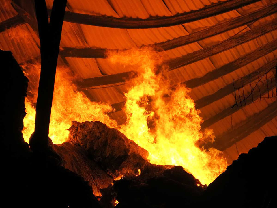 Lực lượng phòng cháy chữa cháy thị xã Bến Cát, tỉnh Bình Dương đã huy động gần 10 xe chữa cháy tập trung chữa cháy ròng rã 10 giờ liền. (Nguồn: TTXVN)