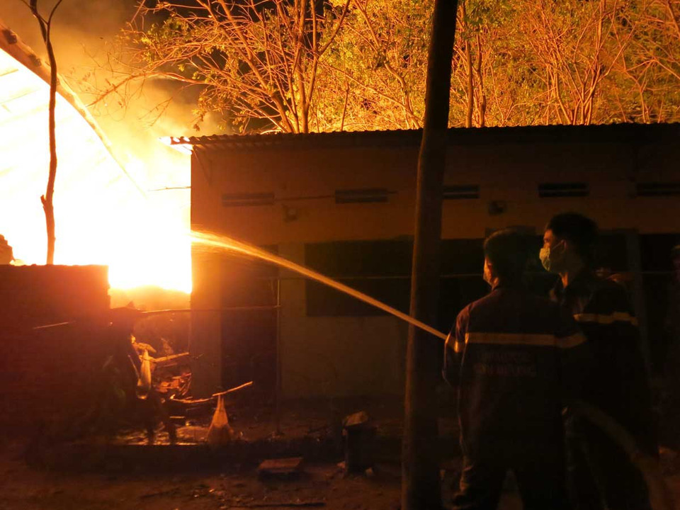 Ngọn lửa bùng phát lúc 14 giờ chiều ngày 3/3 và nhanh chóng bao trùm trên diện tích nhà xưởng hơn 1.000m2, hơn 300 tấn bông vải bên trong đã bốc cháy ngùn ngụt. (Nguồn: TTXVN)