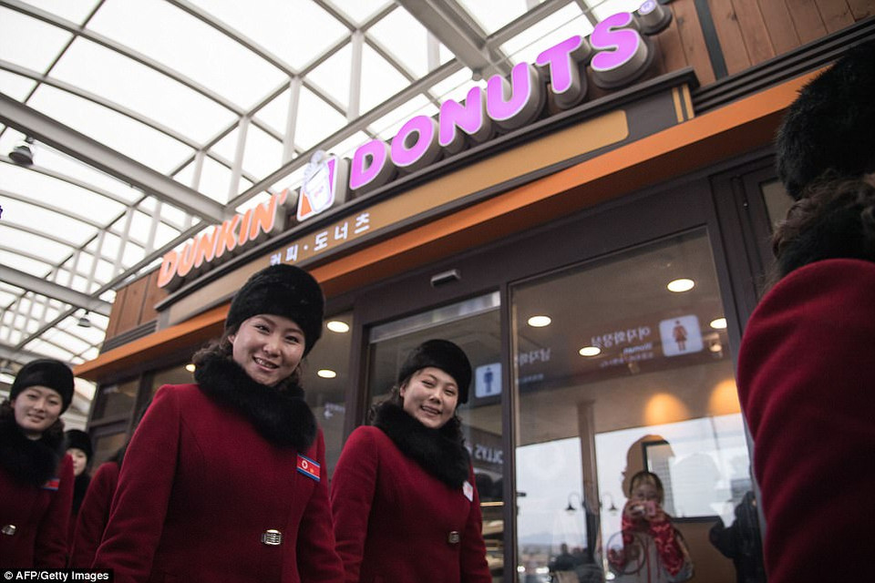 Các mỹ nữ Triều Tiên đã thực sự gây ấn tượng ban đầu khi diễu hành trên đường phố Hàn Quốc với bộ đồng phục áo khoác đỏ nổi bật. (Nguồn: AFP)