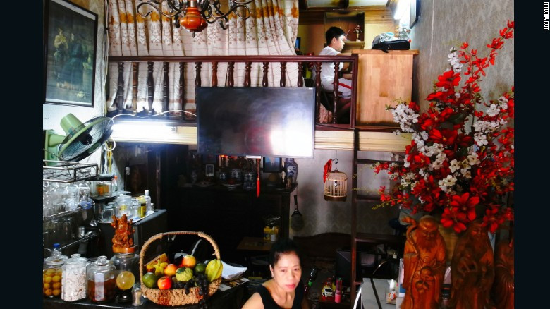 Thanh chia sẻ: 'Tôi dùng nhiếp ảnh như một công cụ để nói lên tiếng nói của bản thân mình. Thành phố này có một nguồn cảm hứng bất tận. Nơi đây giống như ngôi nhà lớn của tôi vì có gia đình, công việc, ẩm thực và tình yêu.' (Nguồn: CNN)