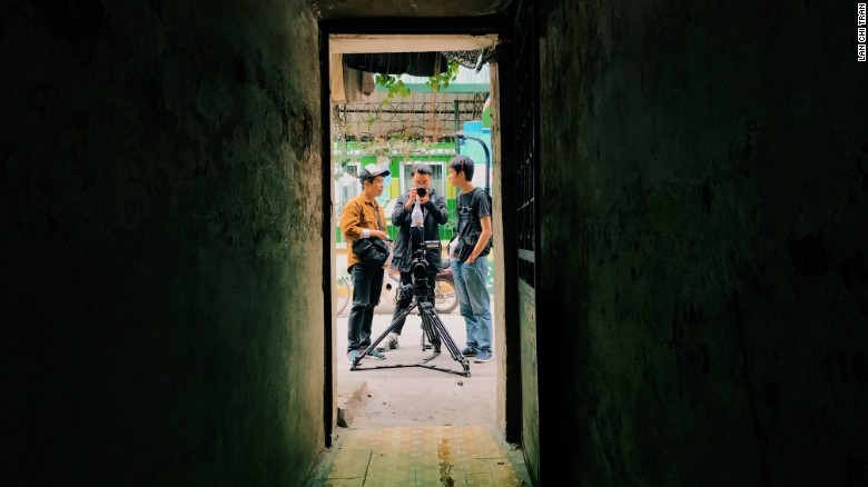 Cô chia sẻ: 'Tôi cảm thấy bình yên khi ở đây. Mặc dù những con phố luôn tấp nập đông đúc nhưng khi đứng giữa phố, tôi cảm thấy mọi thứ thật nhẹ nhàng.' (Nguồn: CNN)