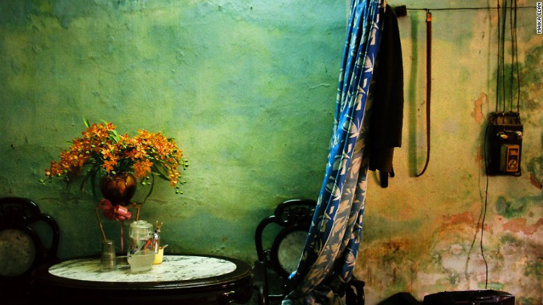 Kết hôn với Hải Thanh, nhiếp ảnh gia Maika Elan cũng là một nhiếp ảnh gia tài liệu. (Nguồn: CNN)