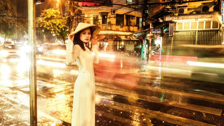 Càng chụp nhiều, Javier càng muốn đi và khám phá nhiều hơn. Chia sẻ trên Instagram, ông viết: 'Cuộc sống diễn ra ngay trên phố, có sự kết hợp giữa truyền thống và hiện đại, ảnh hưởng của cả châu Âu và châu Á.' (Nguồn: CNN)