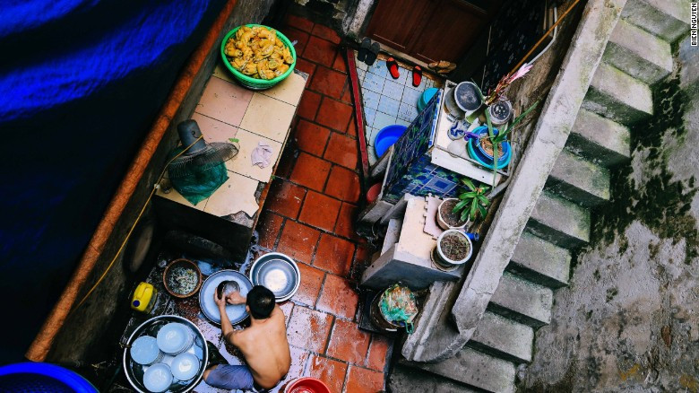 Nhiếp ảnh gia Bien Thuy Nguyen sinh ra và lớn lên ở ngoại thành Hà Nội. Anh chụp ảnh và đăng tải trên tài khoản Instagram có tên 'Bien on the road.' (Nguồn: CNN)