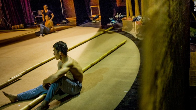 Cũng là một người dân Hà Nội, anh biết rất nhiều nơi để chụp ảnh, mang tới một hình ảnh Hà Nội hoàn toàn mới(Nguồn: CNN)