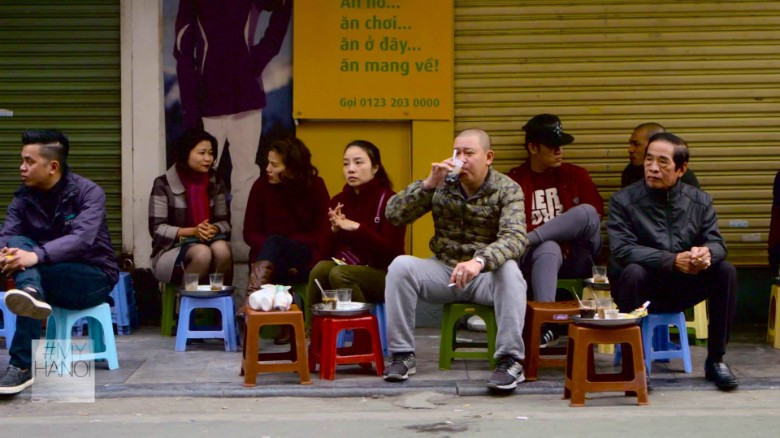 Anh chia sẻ: 'Tôi mua chiếc máy ảnh đầu tiên vào năm 2008. Lúc đầu tôi chỉ chụp ảnh cho bạn bè lúc rảnh, nhưng sau đó, tôi cảm mến cảnh Hà Nội, đặc biệt là những di tích lịch sử.' (Nguồn: CNN)